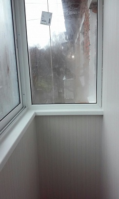 Холодное остекление балкона с обшивкой панелями ПВХ